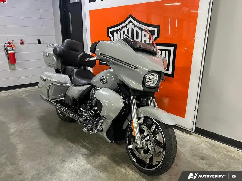 2025 Harley-Davidson FLHXU - Street Glide® Ultra thumbnail 3