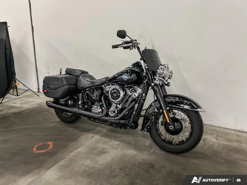 2025 Harley-Davidson FLHC - Heritage Classic thumbnail 25