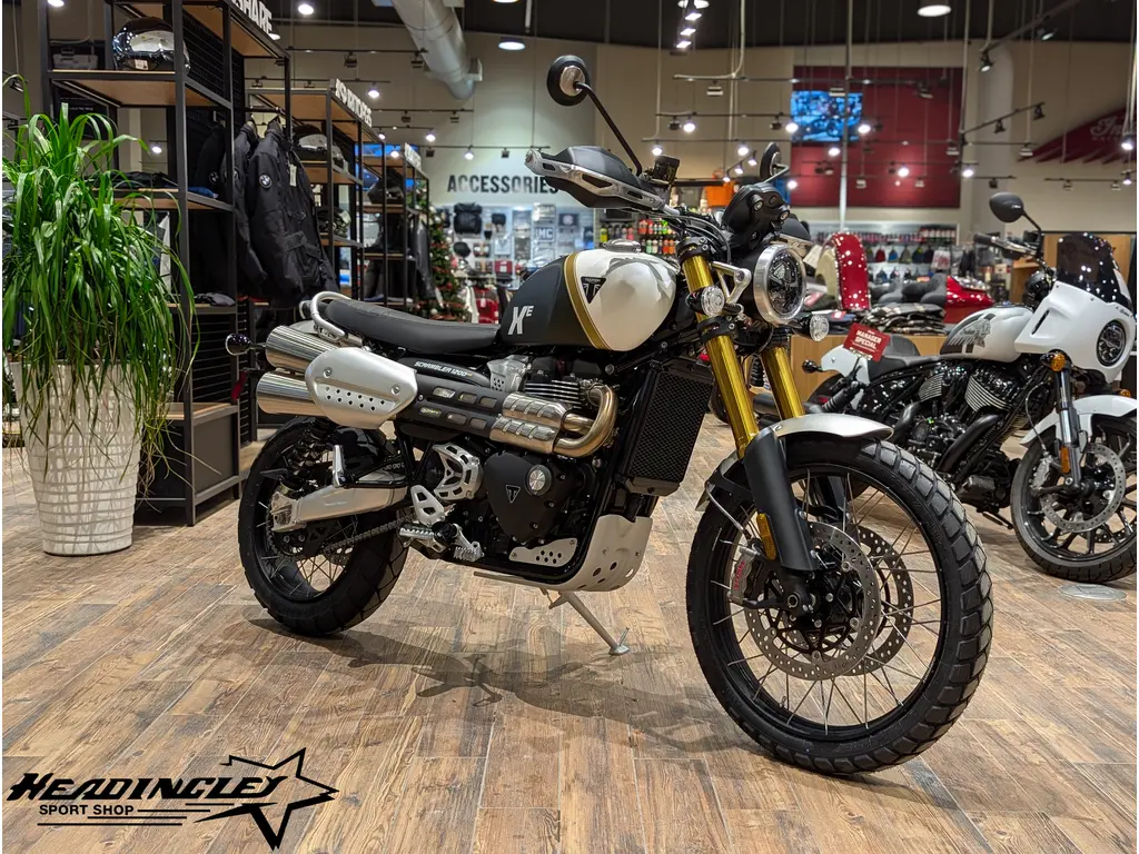 2026 Triumph Scrambler 1200 XE // Matte Khaki Green/Matte Crystal White