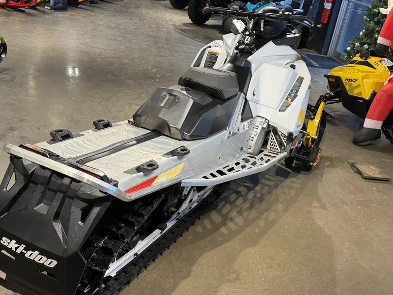 2024 Ski-Doo SUMMIT NEO 600 EFI (40) Cobra FlexEdge 1.6" E.S.   LAC