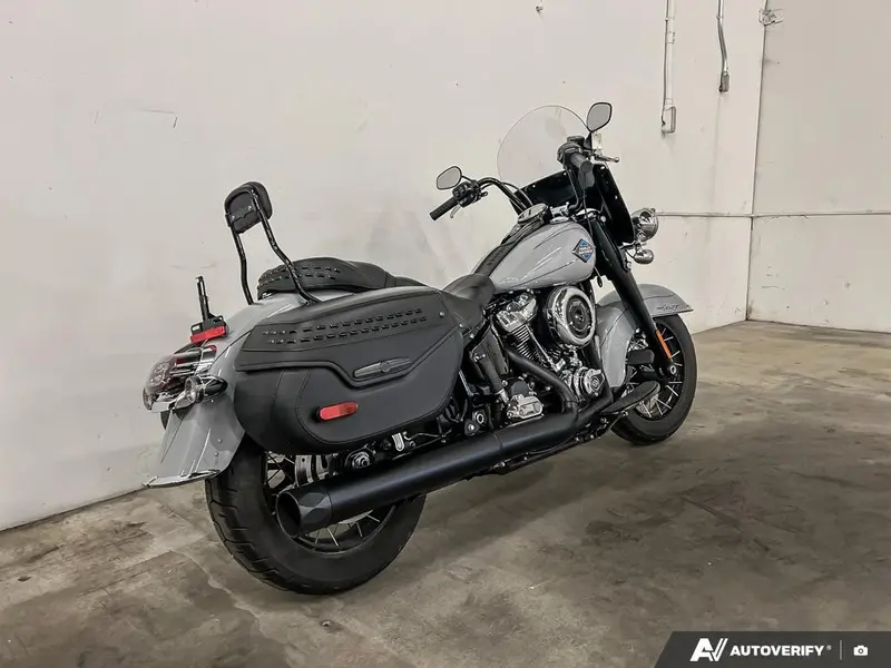 2025 Harley-Davidson FLHC - Heritage Classic thumbnail 7