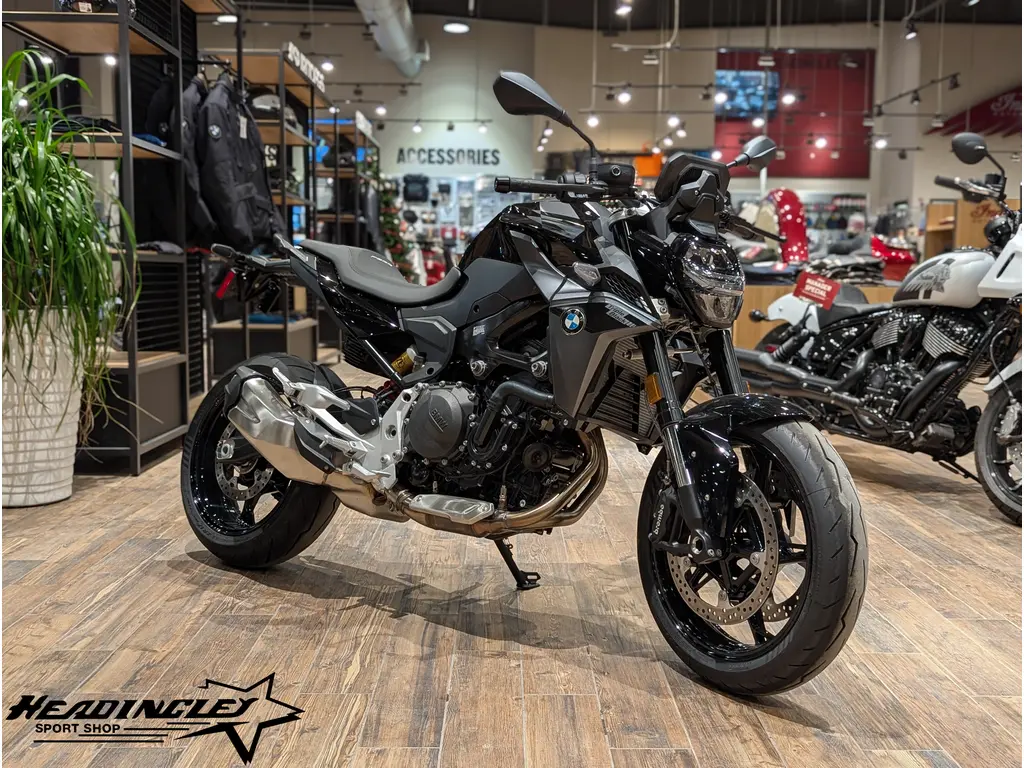 2025 BMW F 900 R // Triple Black 