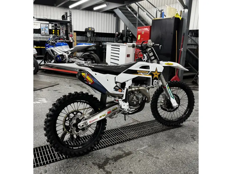 2024 Husqvarna FC 450 ROCKSTAR ED thumbnail 2