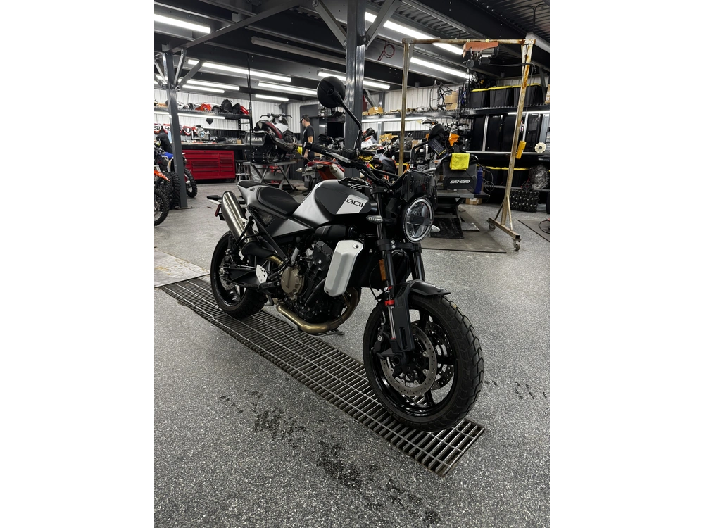 Husqvarna Svartpilen 801 2025 alt