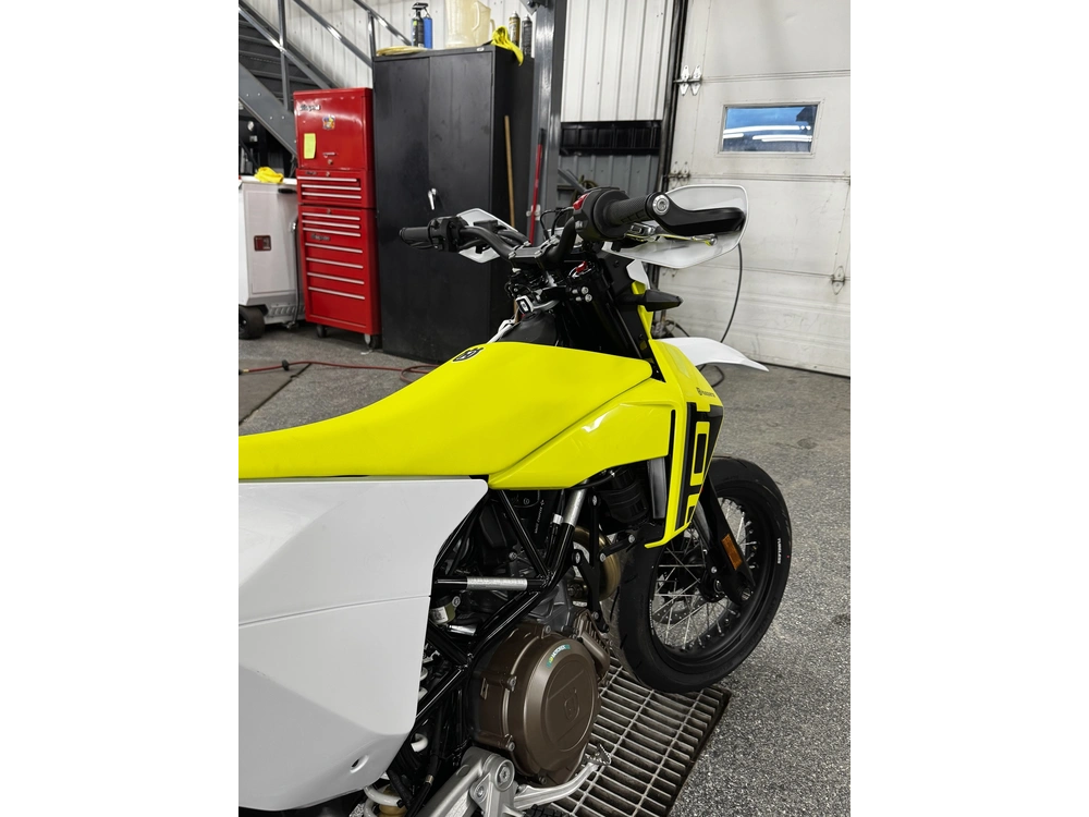 Husqvarna 701 Supermoto 2026 alt