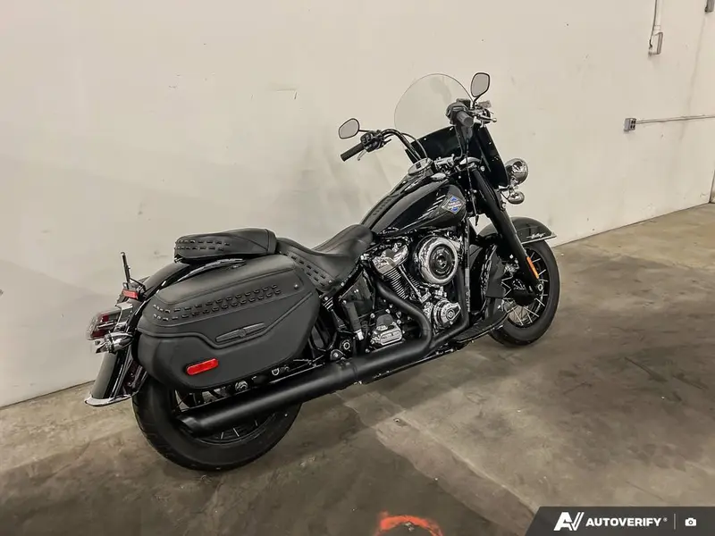 2025 Harley-Davidson FLHC - Heritage Classic thumbnail 24