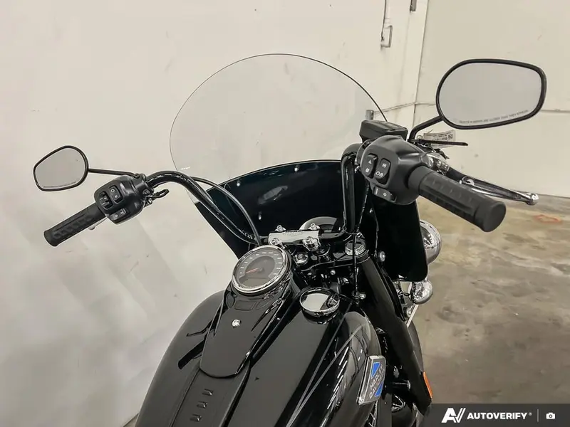 2025 Harley-Davidson FLHC - Heritage Classic thumbnail 13
