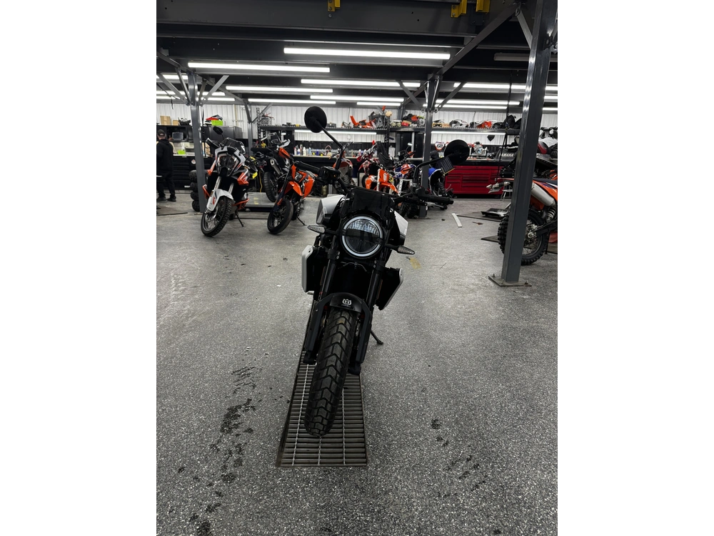 Husqvarna Svartpilen 801 2025 alt