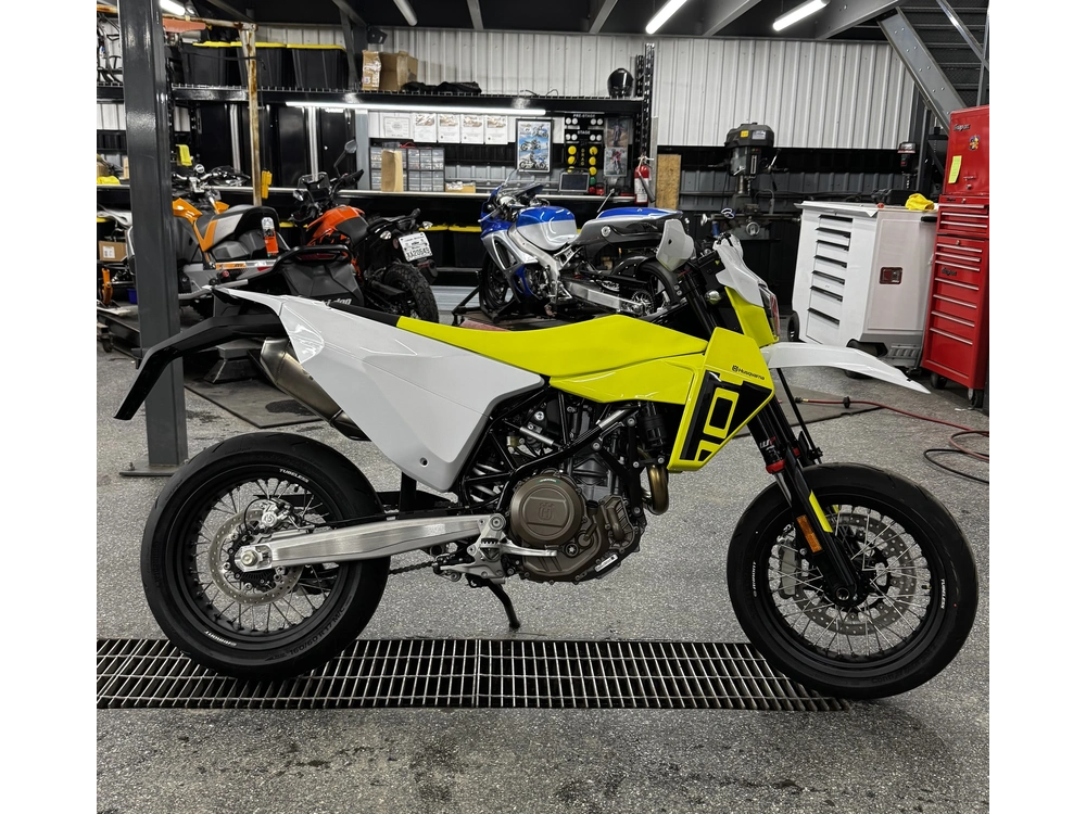 Husqvarna 701 Supermoto 2026 alt