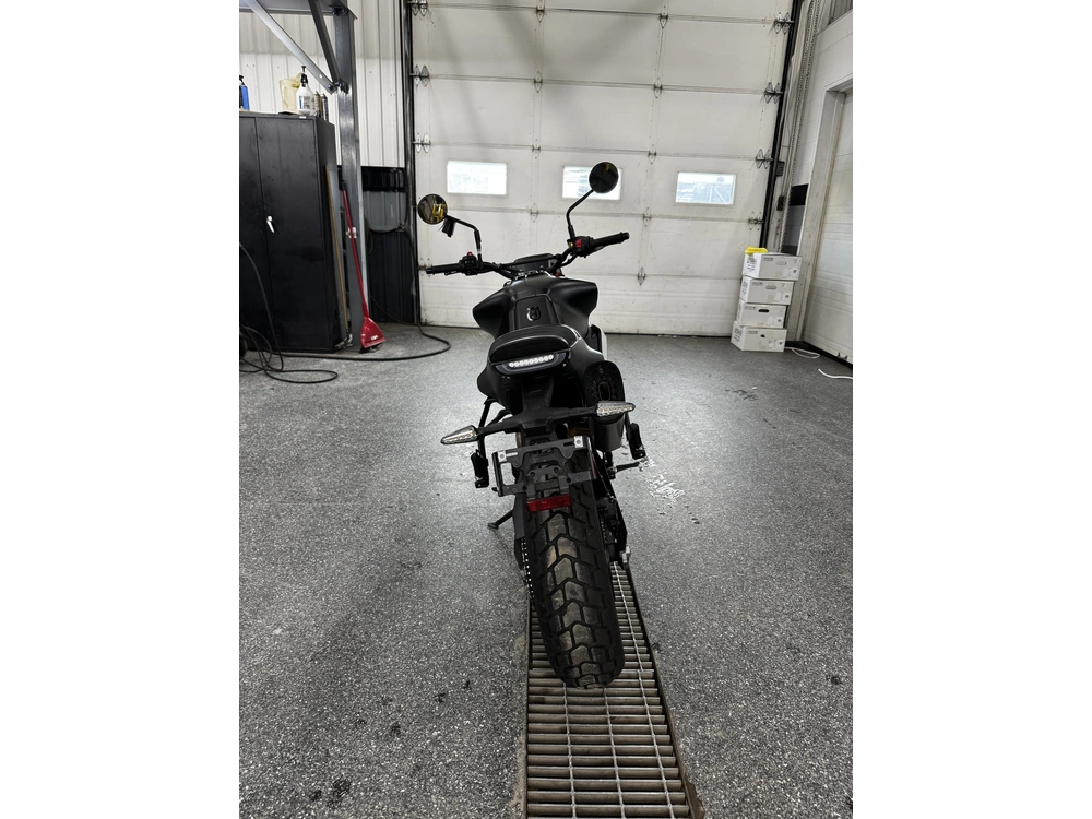 Husqvarna Svartpilen 801 2025 alt