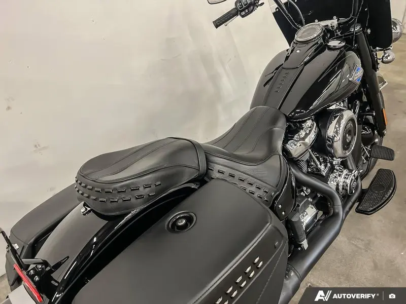 2025 Harley-Davidson FLHC - Heritage Classic thumbnail 23