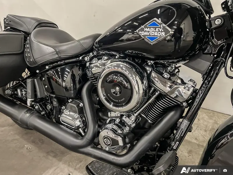 2025 Harley-Davidson FLHC - Heritage Classic thumbnail 19