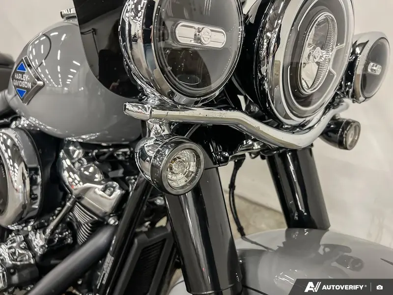 2025 Harley-Davidson FLHC - Heritage Classic thumbnail 18