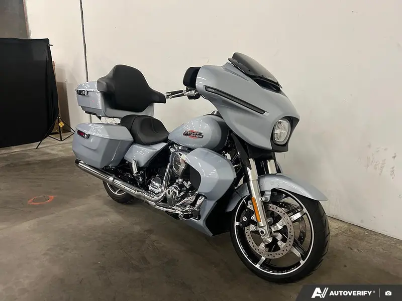 2025 Harley-Davidson FLHX - Street Glide® thumbnail 3