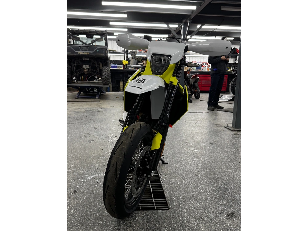 Husqvarna 701 Supermoto 2026 alt