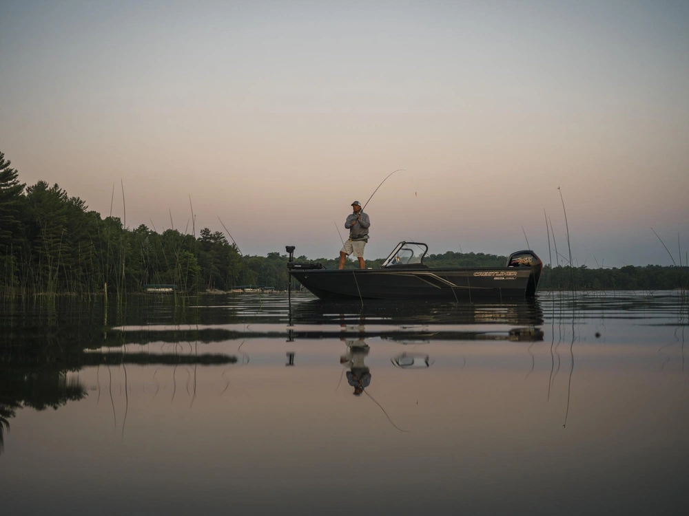 2026 Crestliner 1750 Hawk Wt Jumpseat White alt