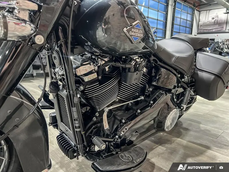 2025 Harley-Davidson FLHC - Heritage Classic thumbnail 16