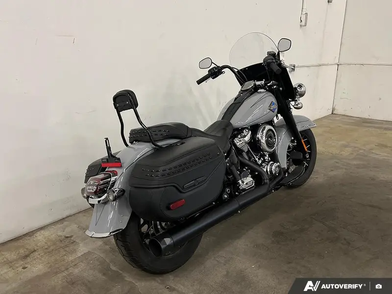 2025 Harley-Davidson FLHC - Heritage Classic thumbnail 5