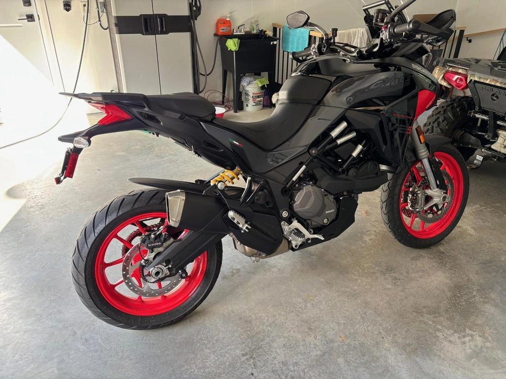 Ducati Multistrada V2s 2024 alt