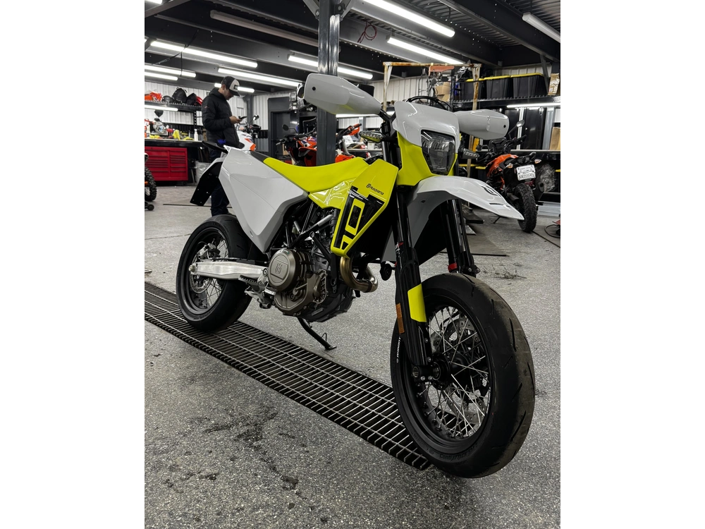 Husqvarna 701 Supermoto 2026 alt