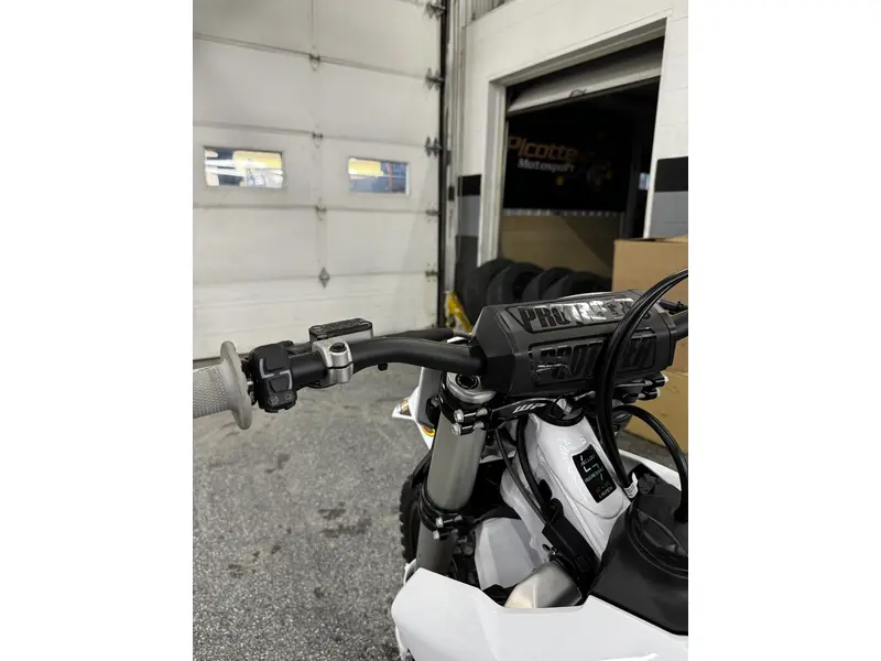 2024 Husqvarna FC 450 ROCKSTAR ED thumbnail 11