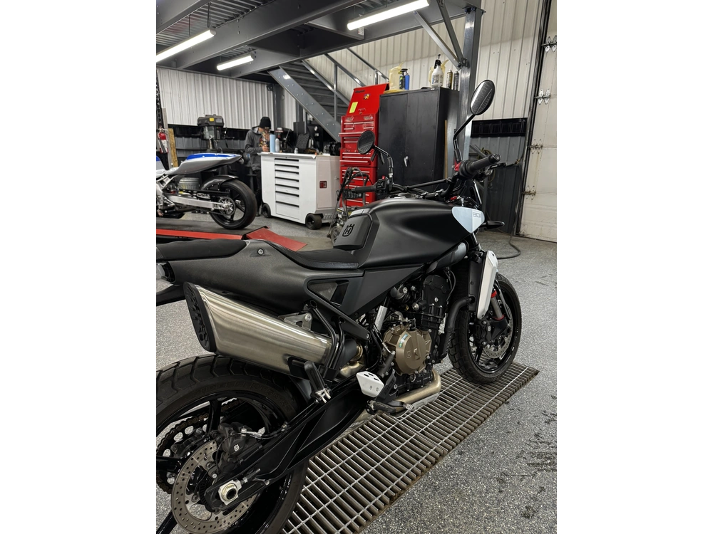 Husqvarna Svartpilen 801 2025 alt