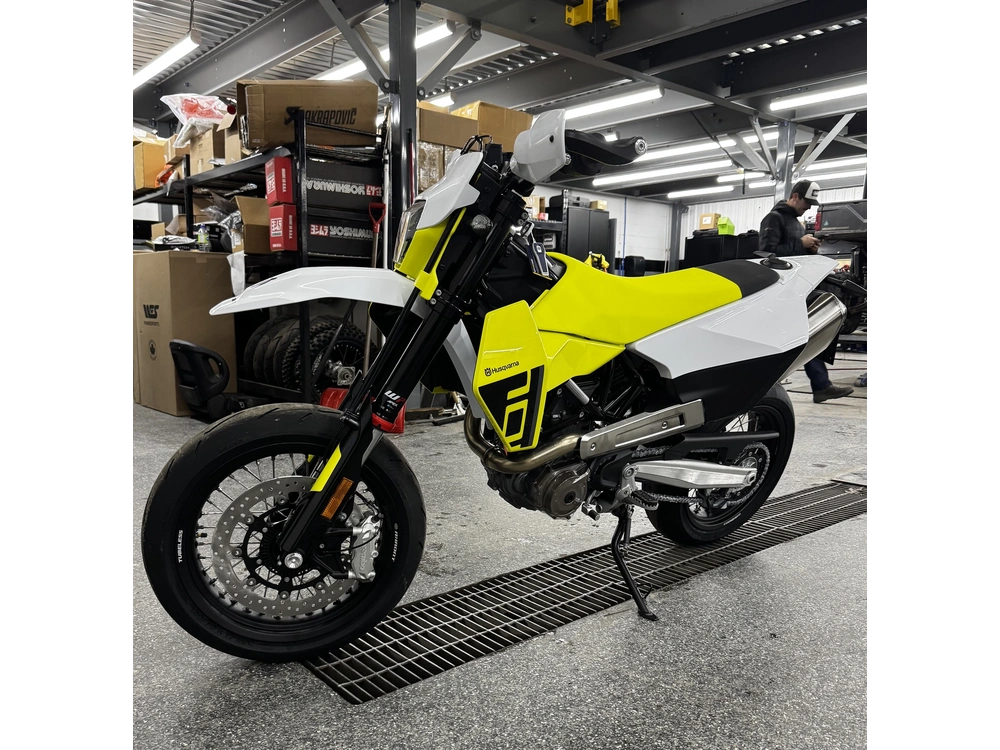 Husqvarna 701 Supermoto 2026 alt