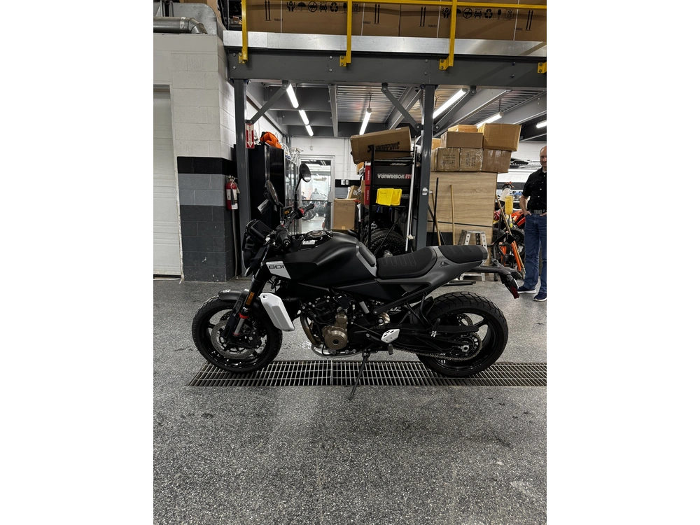 Husqvarna Svartpilen 801 2025 alt