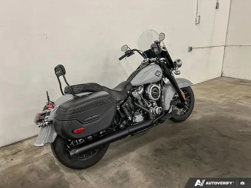 2025 Harley-Davidson FLHC - Heritage Classic thumbnail 24