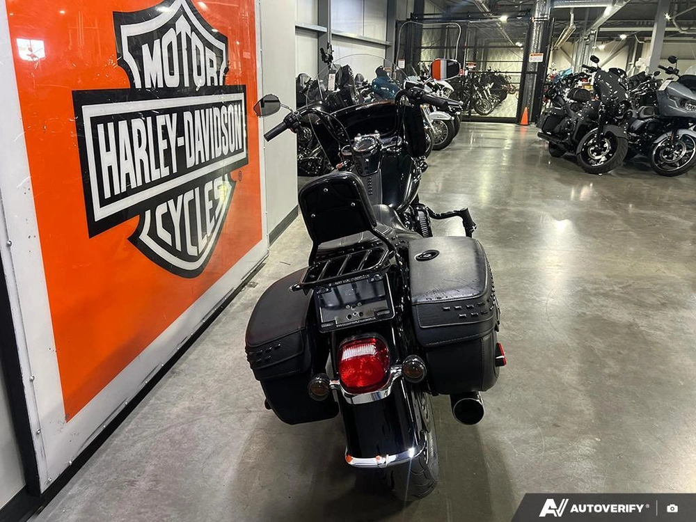 2018 Harley-davidson Flhcs - Softail® Heritage Classic 114 alt