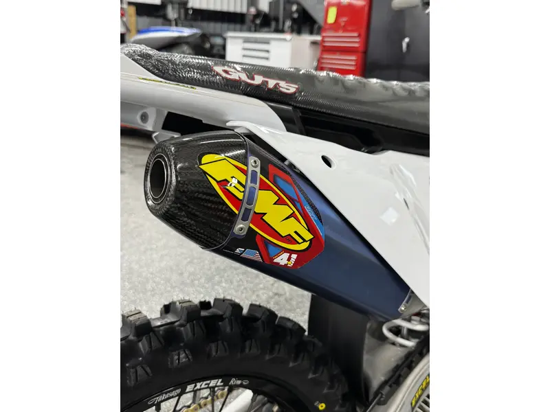 2024 Husqvarna FC 450 ROCKSTAR ED thumbnail 16