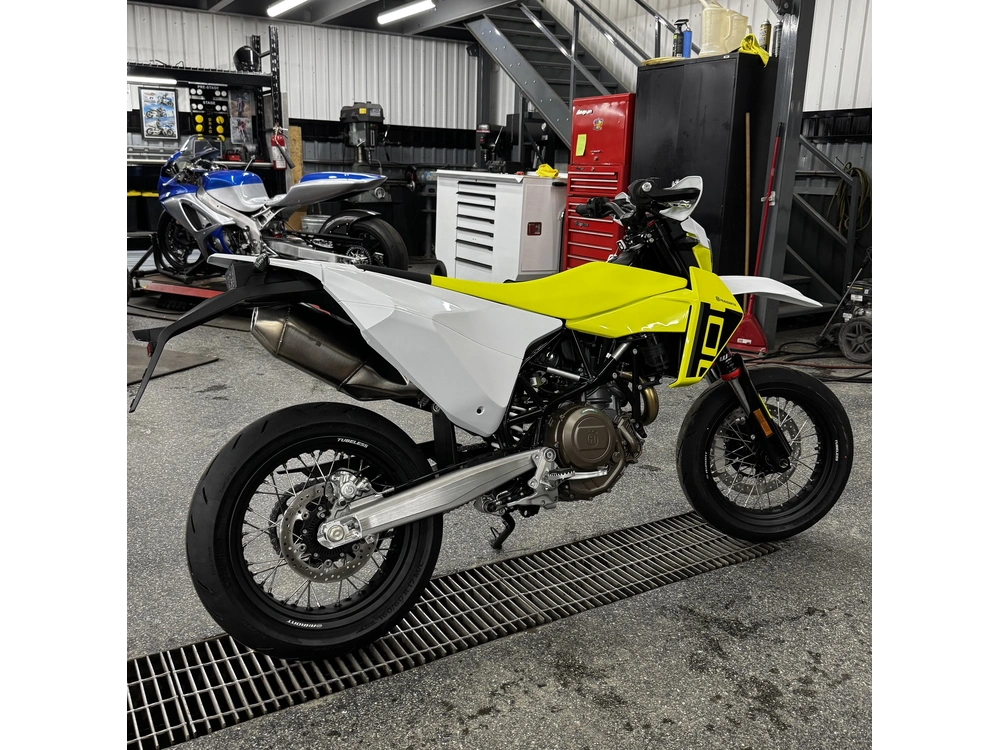 Husqvarna 701 Supermoto 2026 alt