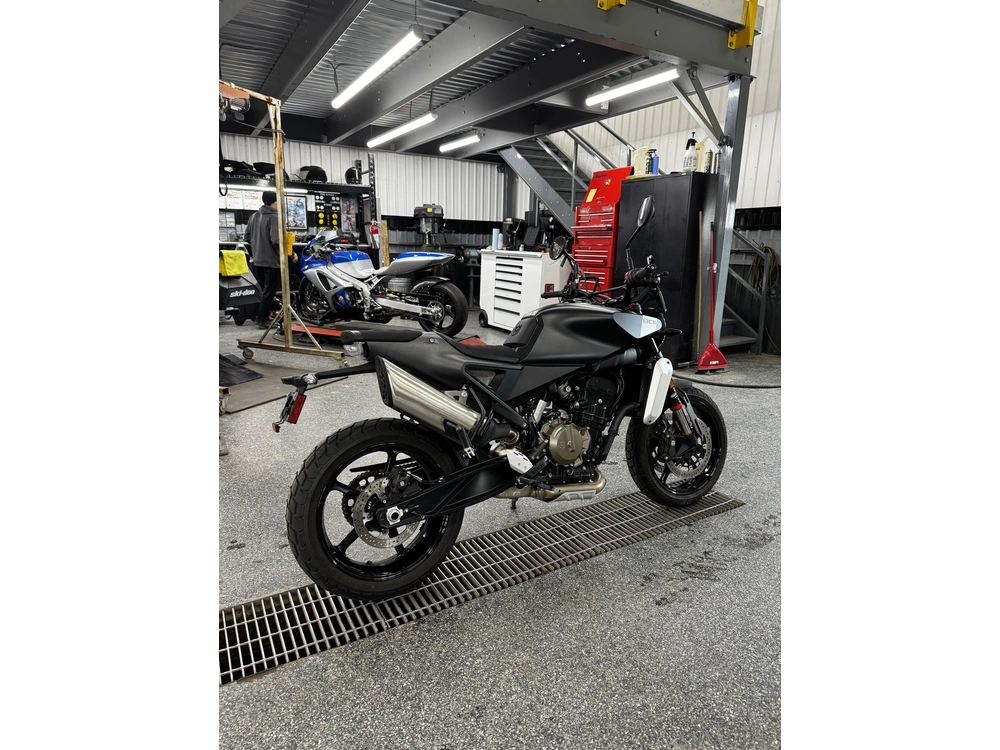 Husqvarna Svartpilen 801 2025 alt