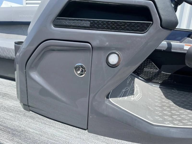 Bennington Marine M22 Swingback 3t 2025 alt