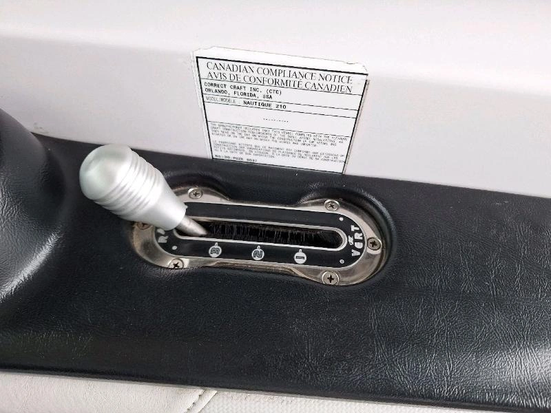 Correct Craft Super Air Nautique Team 210 2011 alt