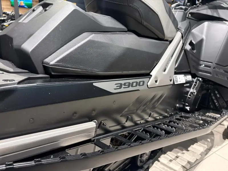 2026 LYNX BRUTAL RE 15'' 900 ACE Turbo R PowderMax 2.5'' E.S. w/ 10.25'' Touchscreen