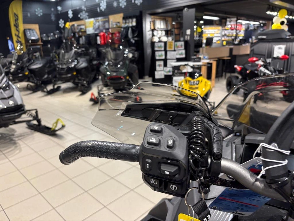 Lynx Brutal Re 15'' 900 Ace Turbo R Powdermax 2.5'' E.s. W/ 10.25'' Touchscreen 2026 alt