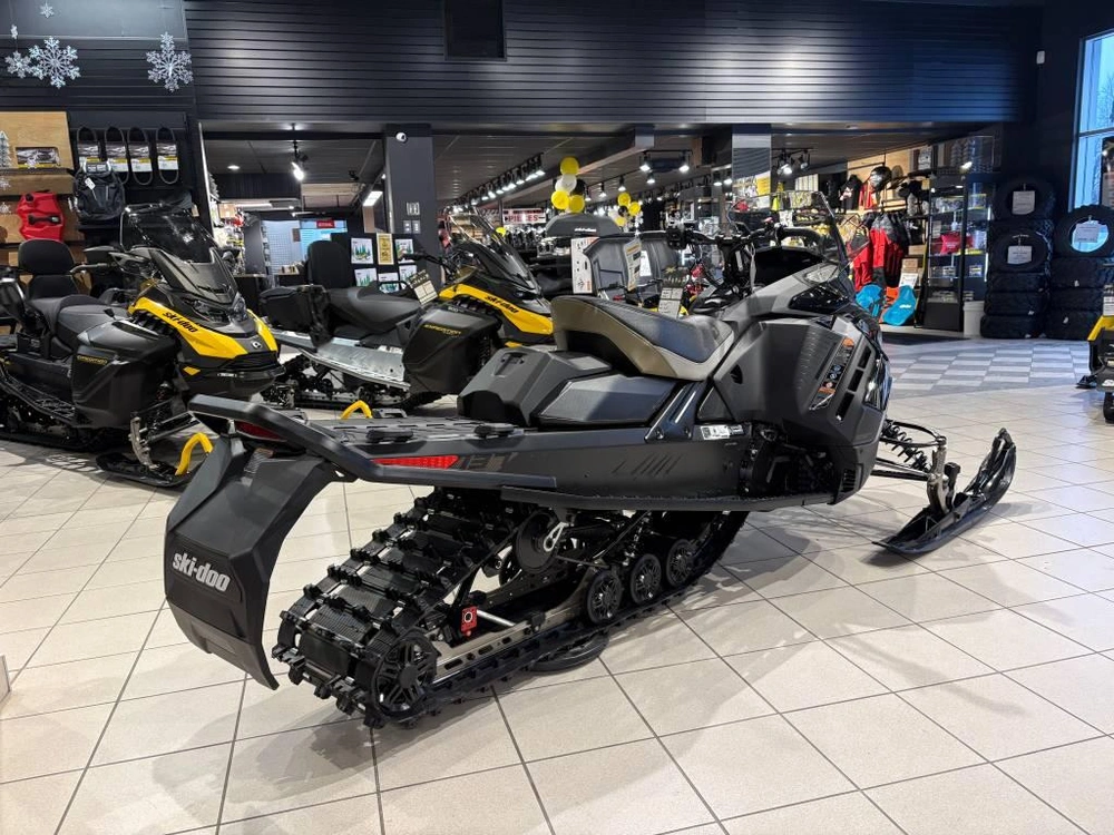 Ski-doo Renegade Adr W/ Enduro Pkg 900 Ace Turbo R Ice Ripper Xt 1.25'' E.s. W/ 10.25'' Touchscreen 2026 alt