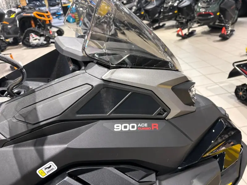 2026 LYNX BRUTAL RE 15'' 900 ACE Turbo R PowderMax 2.5'' E.S. w/ 10.25'' Touchscreen