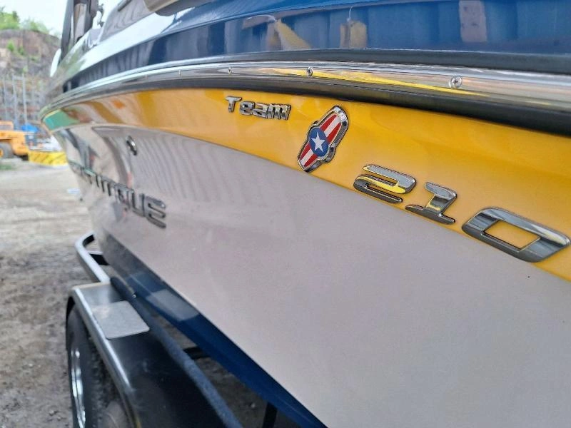 Correct Craft Super Air Nautique Team 210 2011 alt