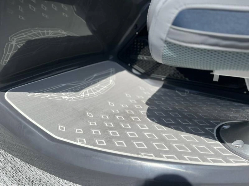 Bennington Marine M22 Swingback 3t 2025 alt