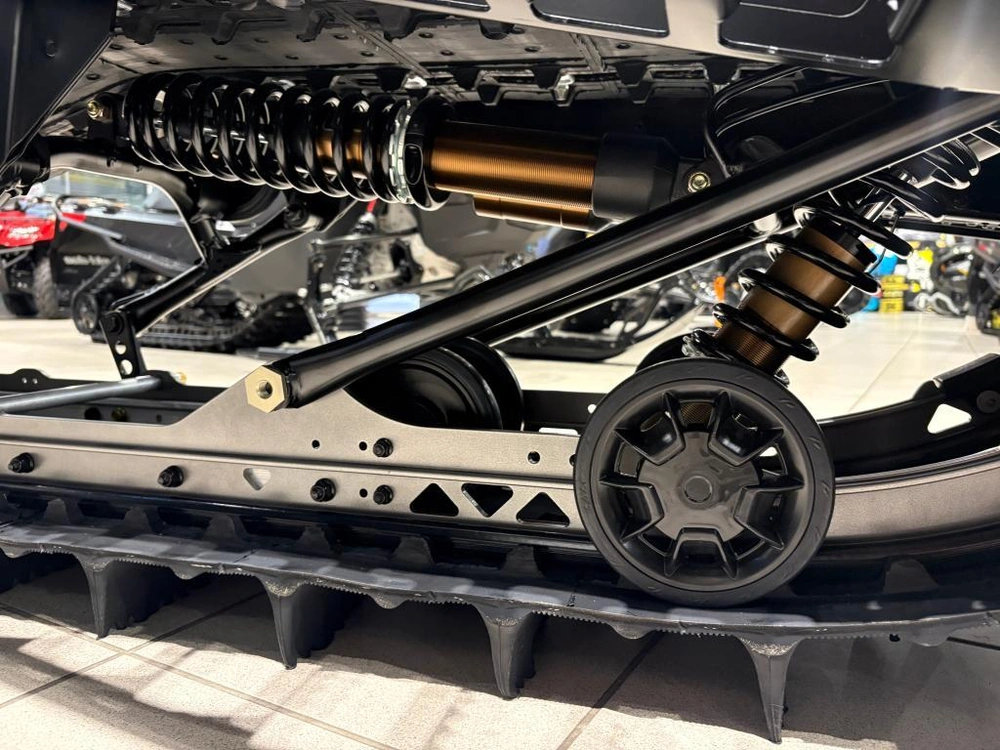 Lynx Brutal Re 15'' 900 Ace Turbo R Powdermax 2.5'' E.s. W/ 10.25'' Touchscreen 2026 alt