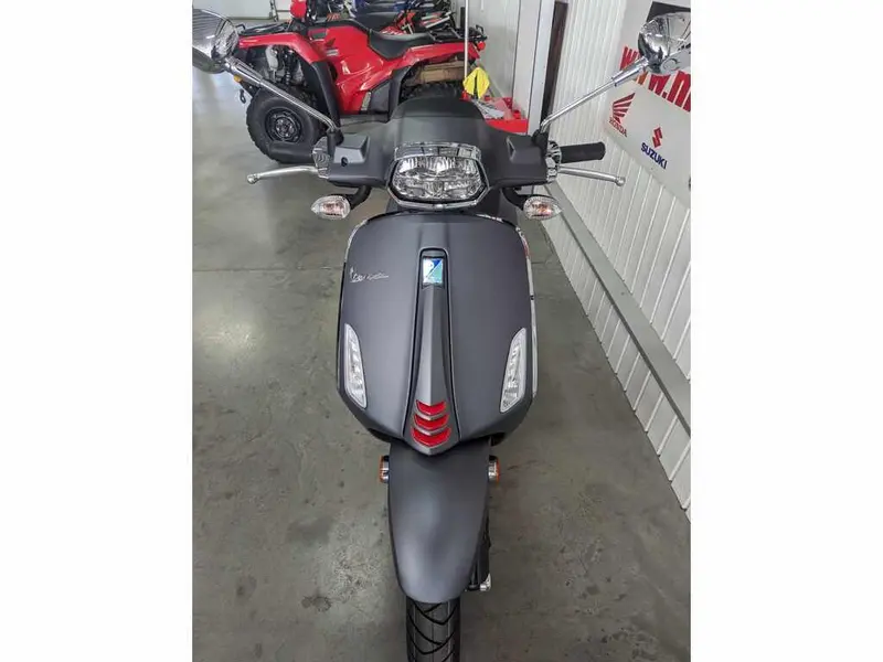 2023 Vespa Sprint 50 thumbnail 3