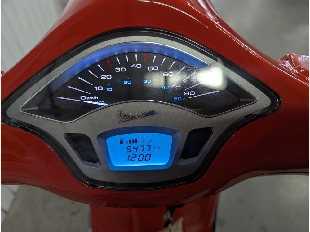 2022 Vespa Primavera 50 alt