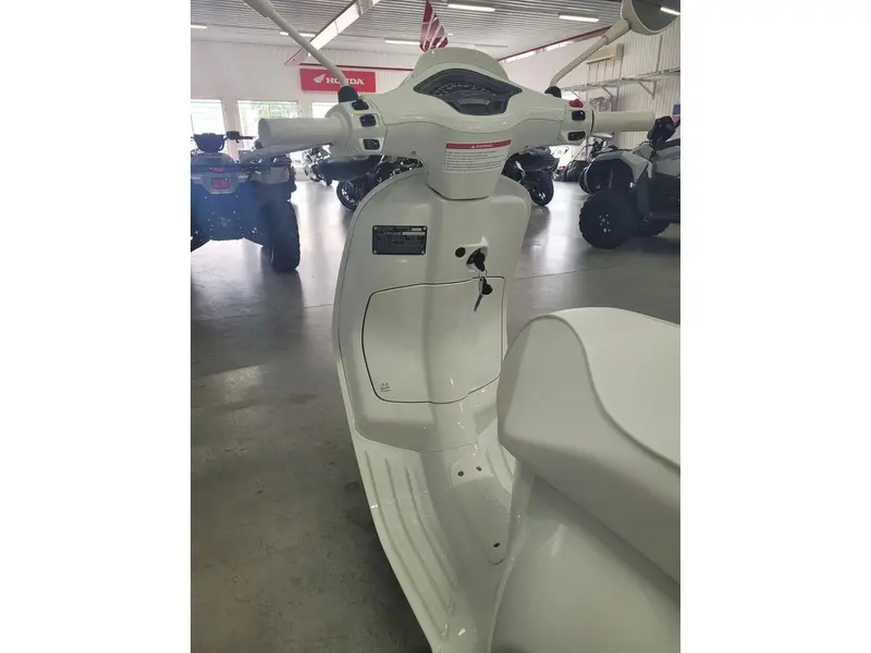 2022 Vespa Sprint 50 thumbnail 9