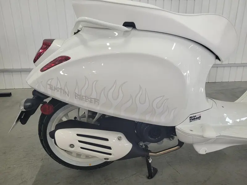 2022 Vespa Sprint 50 thumbnail 6