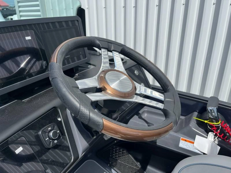 Bennington Marine M22 Swingback 3t 2025 alt