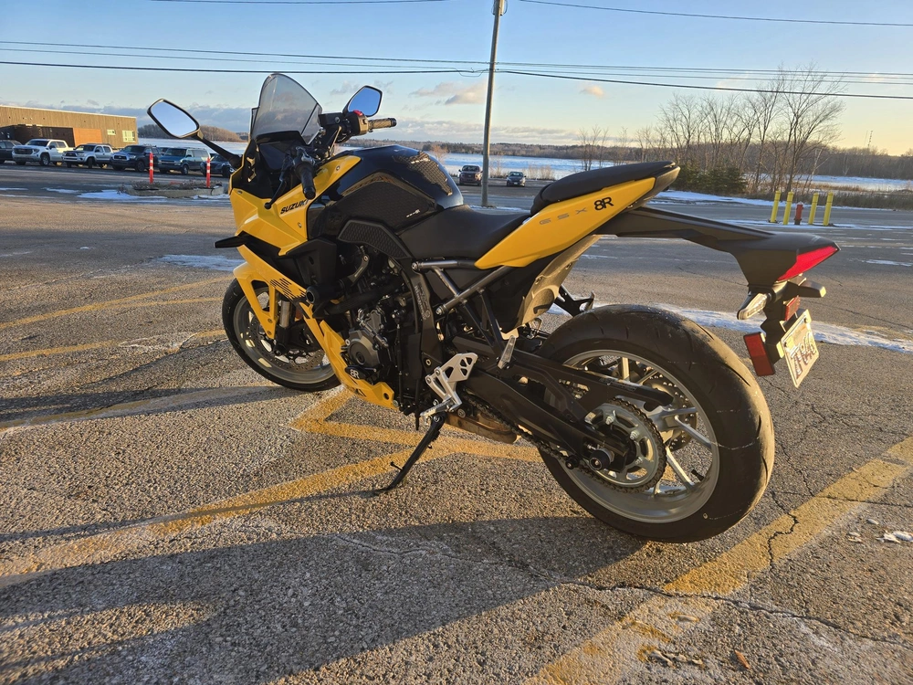 2025 Suzuki Gsx-8r alt