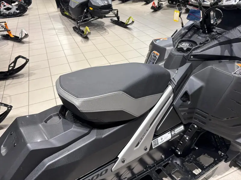 2026 LYNX BRUTAL RE 15'' 900 ACE Turbo R PowderMax 2.5'' E.S. w/ 10.25'' Touchscreen