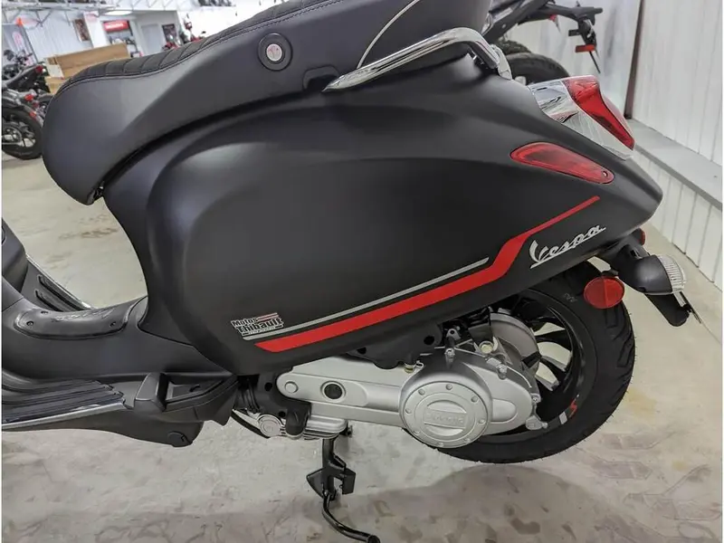 2023 Vespa Sprint 50 thumbnail 9